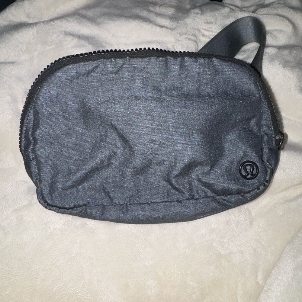 Lululemon everywhere belt bag shiny black